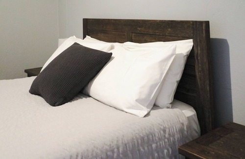 Capertee Hotel | Queen Room With Shared Bathroom