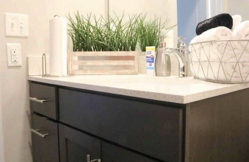 Optimist Park Apartment | Queen 👑 Suite~FREE WIFI & PARKING~10mins from Bank of America Stadium 🏟
