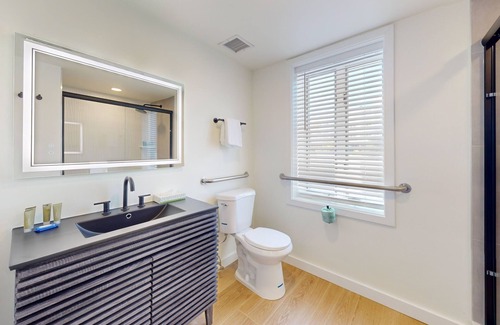 North End Apartment | Queen Suite Upper (502)