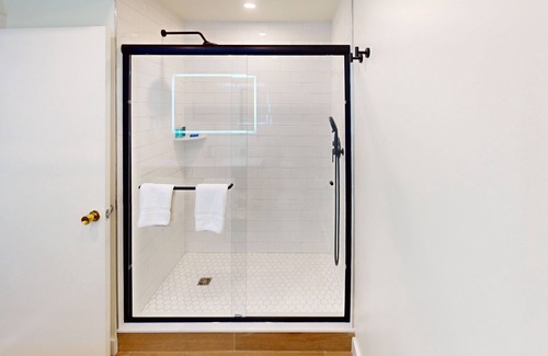 North End Apartment | Queen Suite Upper (502)