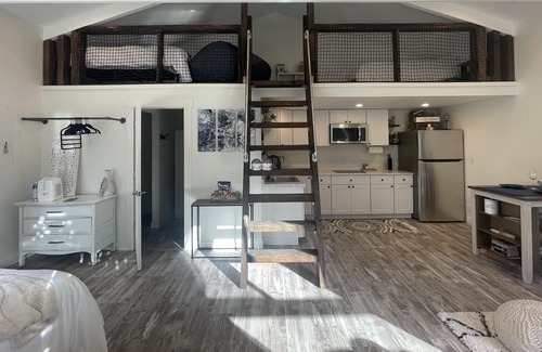 Arlington House | Queen Suite with 2 twins, pets welcome!