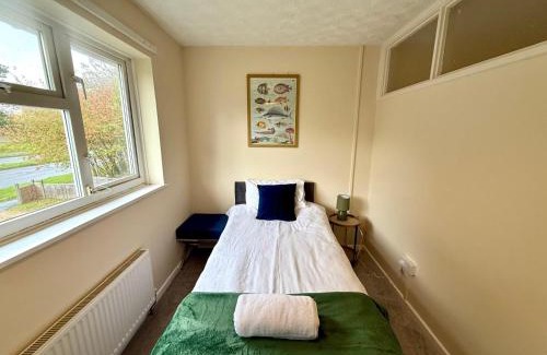 Swindon House | Queens Drive Long Stays Free Parking Sleeps 7
