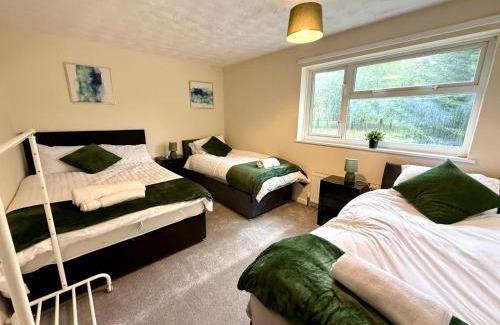 Swindon House | Queens Drive Long Stays Free Parking Sleeps 7