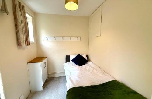 Swindon House | Queens Drive Long Stays Free Parking Sleeps 7