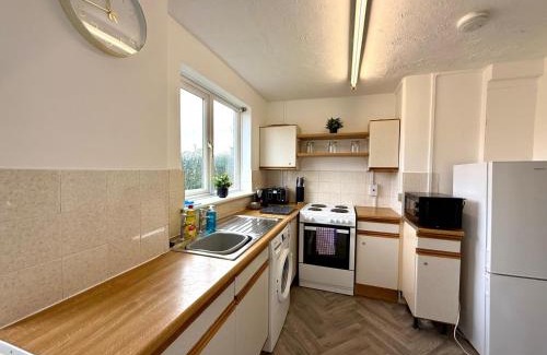 Swindon House | Queens Drive Long Stays Free Parking Sleeps 7