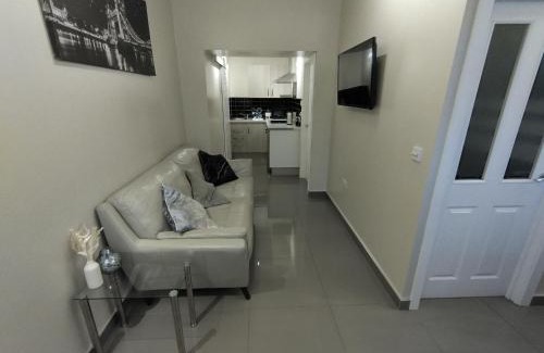 Pembroke Dock Apartment | Queens Holiday Basement