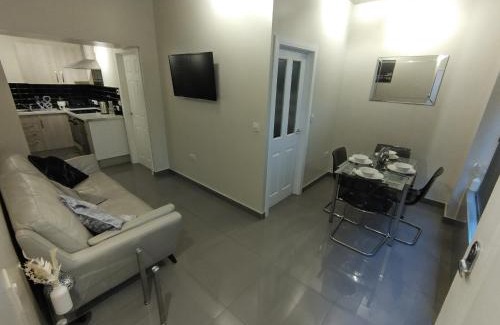 Pembroke Dock Apartment | Queens Holiday Basement