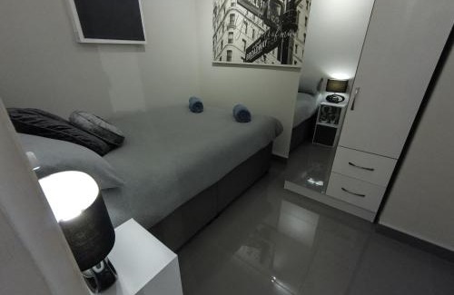Pembroke Dock Apartment | Queens Holiday Basement