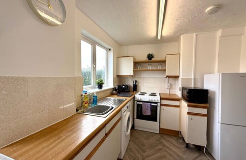 Swindon House | Queens House Long Stay Free Parking Sleeps 7