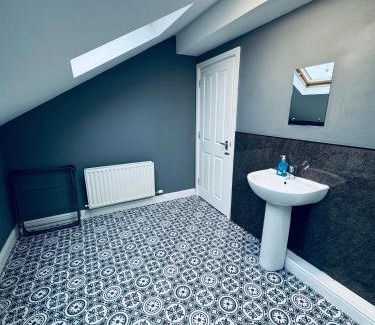 Whitehaven Apartment | Queens Townhouse - 4 Bedrooms - Sleeps 9