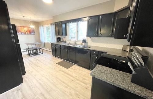 Queensbury House | 🌞 Queensbury Sunlit Getaway: 3-Bedroom Retreat 🌿