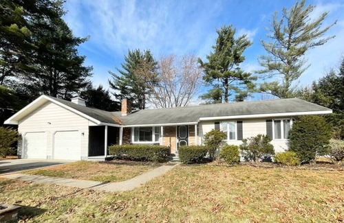 Queensbury House | 🌞 Queensbury Sunlit Getaway: 3-Bedroom Retreat 🌿
