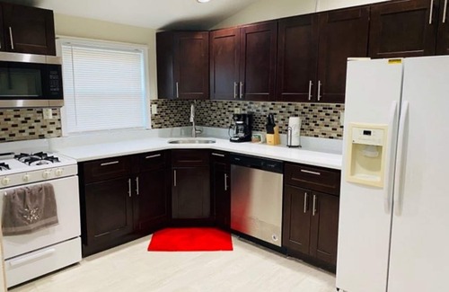 Rochdale House | Quick rides to JFK, train station, malls & casino.