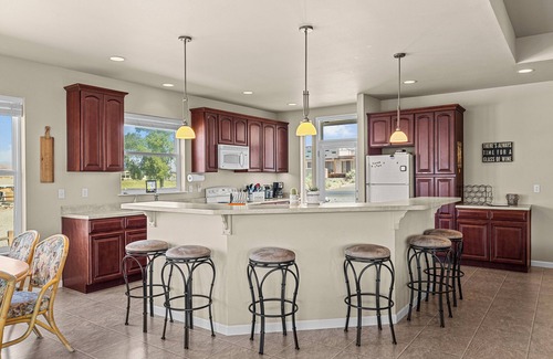 Desert Aire House | Quick Sunny Escape in Desert Aire - Golf, Swim, and Concerts at The Gorge