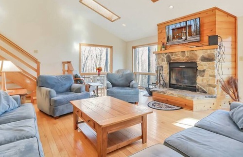 Berkeley Springs Cabin | Quiescence-Tranquil Escape, Private Office Space