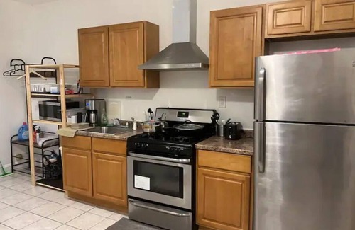 West Philadelphia Apartment | Quiet 1 bdrm aptmt has backyard