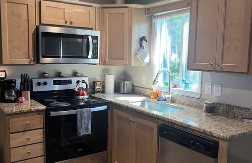 Moses Lake House | Quiet 1 bedroom Getaway on Legacy Golf Course & close to Mardon Resort!