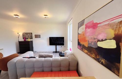 Muirhouse Apartment | Quiet 2 bedrooms and 2 bathrooms with free parking