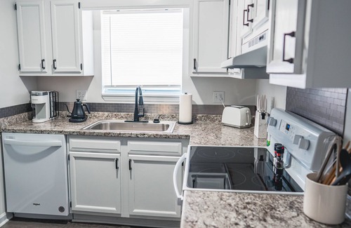Johnson City Apartment | Quiet 2BD rental with mountain views close to JCMC