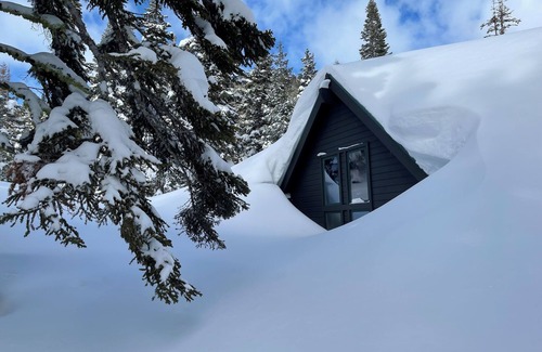 Twin Peaks House | Quiet 3-bedroom cabin in west Tahoe