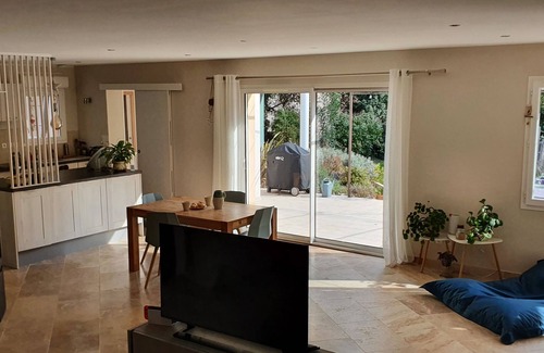 Piolenc Villa | Quiet, air-conditioned Provencal house.