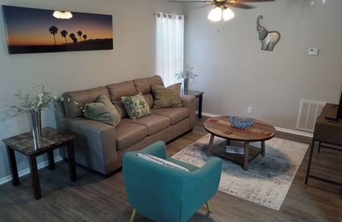 Central City House | Quiet and Cozy Cottage -10 minutes from the beach!