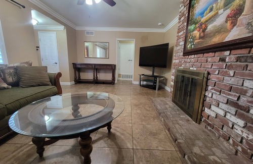 Downey House | Quiet and private cul de sac home