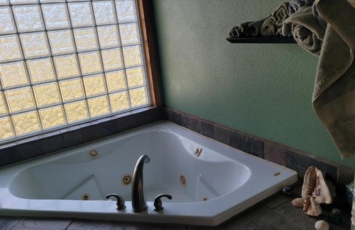 Oakhurst House | Quiet Artist Suite