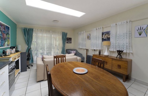 Greater Johannesburg Metropolitan Area Cottage | Quiet, bright & warm cottage near parks, shopping, nightlife and Zoo Lake!