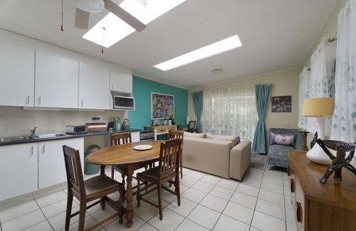 Greater Johannesburg Metropolitan Area Cottage | Quiet, bright & warm cottage near parks, shopping, nightlife and Zoo Lake!
