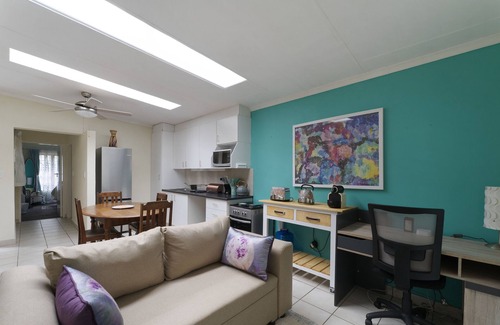 Greater Johannesburg Metropolitan Area Cottage | Quiet, bright & warm cottage near parks, shopping, nightlife and Zoo Lake!