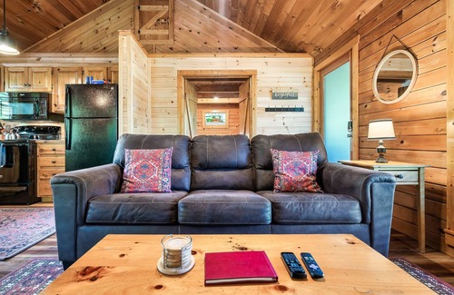 Gatlinburg - Pigeon Forge Cabin | Quiet Cabin 15 min to PF w/Fire Pit + Jacuzzi