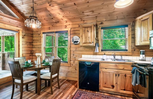 Gatlinburg - Pigeon Forge Cabin | Quiet Cabin 15 min to PF w/Fire Pit + Jacuzzi