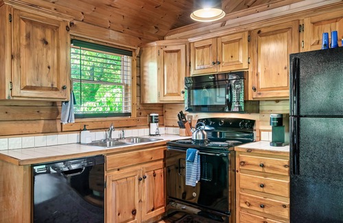 Gatlinburg - Pigeon Forge Cabin | Quiet Cabin 15 min to PF w/Fire Pit + Jacuzzi