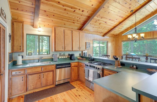 Lake Almanor Country Club Cabin | Quiet Cabin w/Deck: Near Lake Almanor!