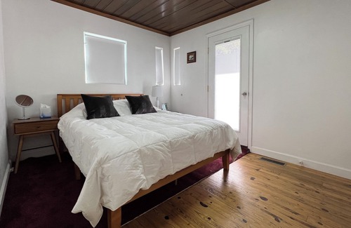 Atlanta Cottage | Quiet Carriage House w Forest-View Deck & Dining
