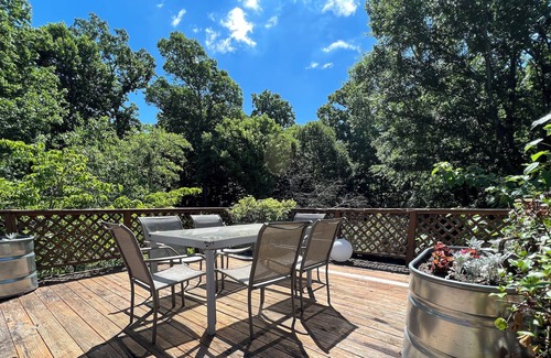 Atlanta Cottage | Quiet Carriage House w Forest-View Deck & Dining