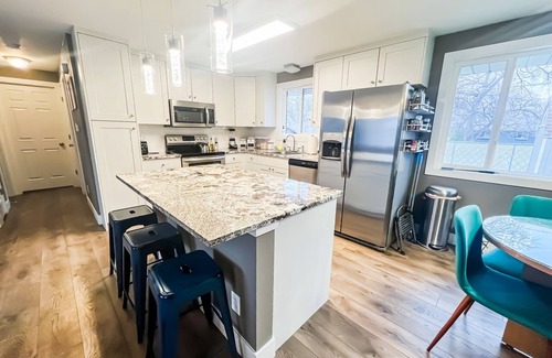 Southeast Colorado Springs House | Quiet Clean Pet Friendly Close to Downtown Sleeps 10