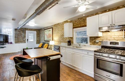 West Town Apartment | Quiet Comfort in the Big City, Just Steps to the Blue Line apts