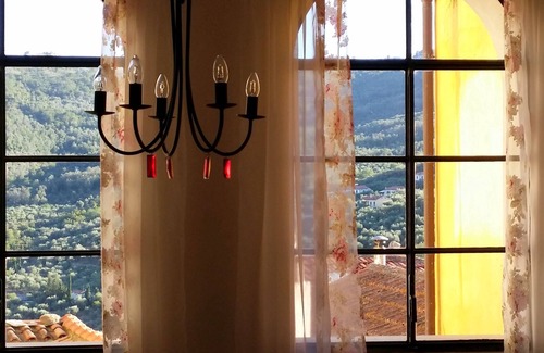 Isolalunga House | Quiet comfortable spacious in historical walls, view on the valley and the see