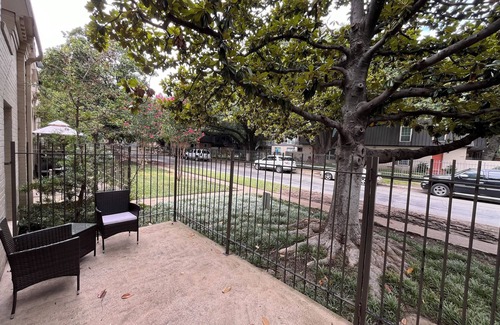 Dallas Condo | Quiet Condo in the Shade Downtown