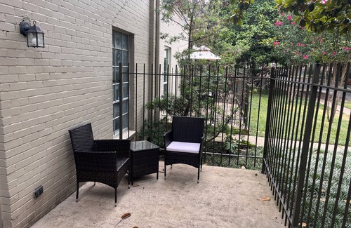 Dallas Condo | Quiet Condo in the Shade Downtown