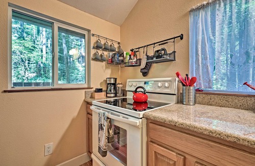 Rio Nido Cottage | Quiet Cottage w/ Redwood Forest Views & Deck!