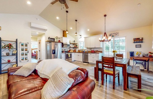 Hidden Valley Lake Cottage | Quiet dog-friendly cottage with private acreage