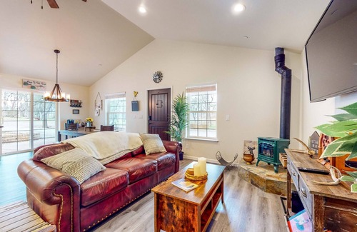 Hidden Valley Lake Cottage | Quiet dog-friendly cottage with private acreage