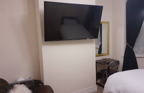 Wolverhampton House | Quiet double rooms available in leafy suburb of nNewbridge (West Wolverhampton).