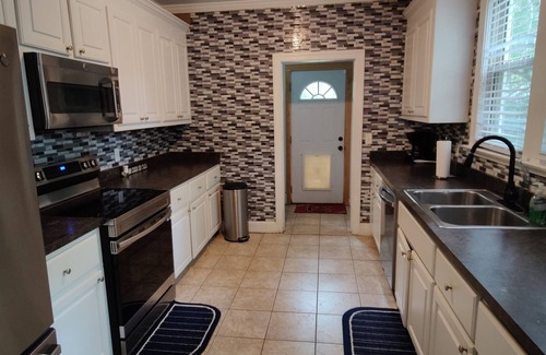 Rosewood House | Quiet family home located close to everything that Columbia has to offer.