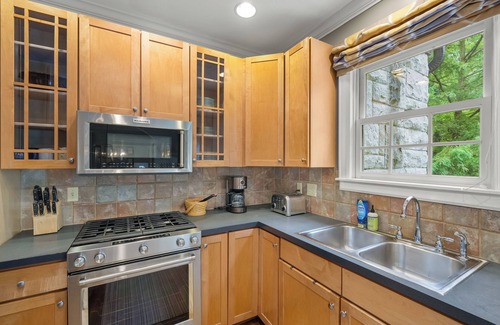 Nashville House | Quiet Green Hills Cottage. Near 12 South, downtown, Vandy, Belmont, Lipscomb.