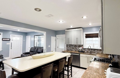 Kenner - Louis Armstrong International Airport House | Quiet home in Kenner with AC, WiFi. Mins from everything/Airport, NOLA