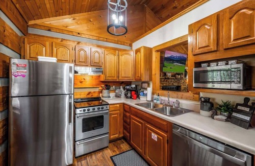 Gatlinburg - Pigeon Forge Cabin | Quiet-Hot Tub-Fireplace-Honeymoon-Hiking-Relax